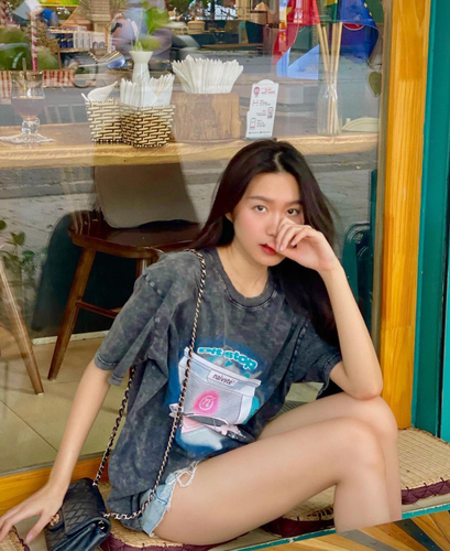 Tin đồn Hải My và Văn Hậu là 1 cặp bắt đầu từ việc chàng cầu thủ của đội tuyển Việt Nam đến cổ vũ Doãn Hải My thi hoa hậu cách đây chưa lâu.