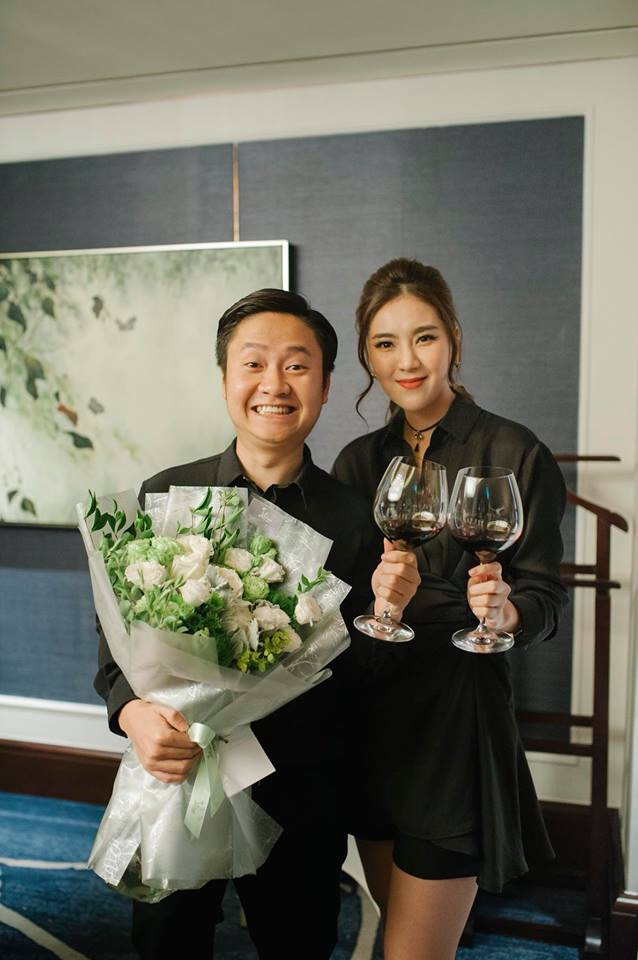 Sau khi kết hôn, cuộc sống của Mai Ngọc càng thêm viên mãn. Cô cùng ông xã đi du lịch vô số nước trên thế giới từ Á đến Âu. Cả hai ngồi phi cơ, đi du thuyền khiến bao người ghen tị.