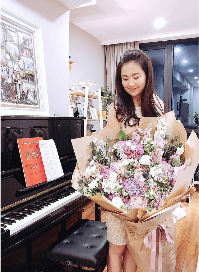 Một số thương hiệu khác xuất hiện trong bộ sưu tập của Mai Ngọc có thể kể đến: Ferragamo Salvatore, Givenchy…