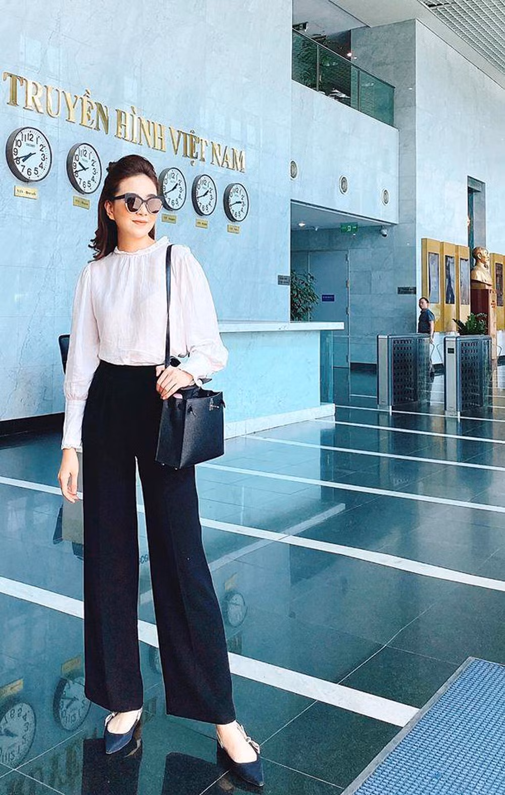 Thành quả của nhiều lần mua sắm của Mai Ngọc là bộ sưu tập hàng hiệu tổng trị giá đến vài tỷ đồng. Trong tủ túi "siêu sang" của BTV VTV có vô vàn những thương hiệu nổi tiếng như LV, Hermes, Dior...