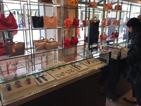 Những lần đi du lịch ở cô châu Âu, Mai Ngọc cũng không “quên” ghé vài cửa hàng để shopping.