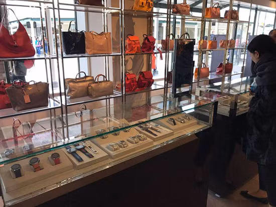 Những lần đi du lịch ở cô châu Âu, Mai Ngọc cũng không “quên” ghé vài cửa hàng để shopping.