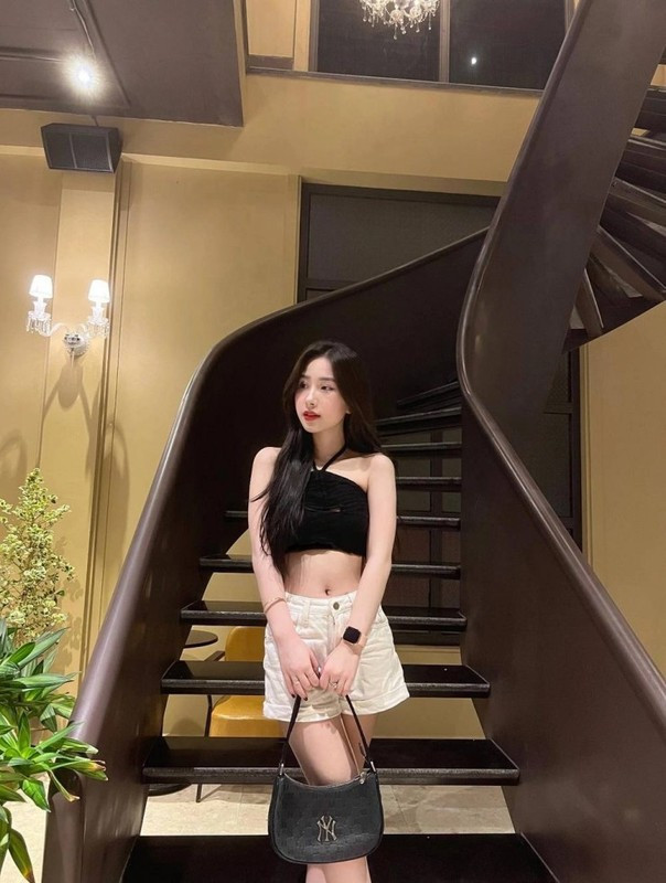 Không còn hình ảnh dễ thương, đáng yêu, mái tóc dài đen, hot TikToker chuyển sang kiểu tóc ngắn hiện đại, trẻ trung. Vóc dáng của cô nàng cũng thon thả hơn, mặt nhỏ phù hợp với nhiều tạo hình khác nhau.