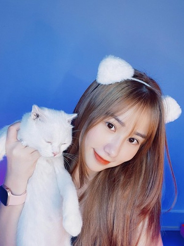 Mới đây trên Facebook cá nhân, hot TikToker Tiểu Hý chia sẻ lại clip này và không khỏi ngỡ ngàng về diện mạo của mình trong quá khứ: "Ừ hứ, 2 năm trước béo vậy sao?".