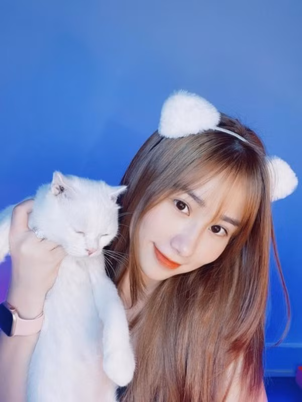 Mới đây trên Facebook cá nhân, hot TikToker Tiểu Hý chia sẻ lại clip này và không khỏi ngỡ ngàng về diện mạo của mình trong quá khứ: "Ừ hứ, 2 năm trước béo vậy sao?".