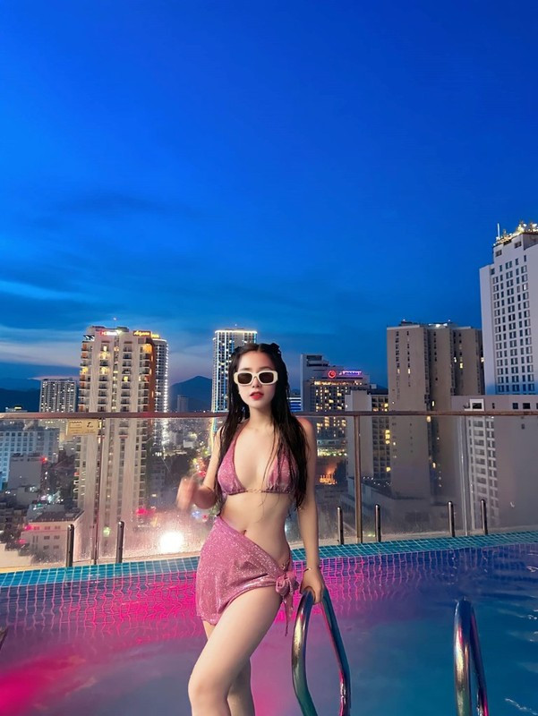 Nếu trước kia, hiện tượng mạng 10X gây ấn tượng với gương mặt bầu bĩnh, đáng yêu thì thời điểm hiện tại, cô sở hữu gương mặt thon dài, sống mũi cao cùng đôi môi mỏng đỏ vô cùng gợi cảm.