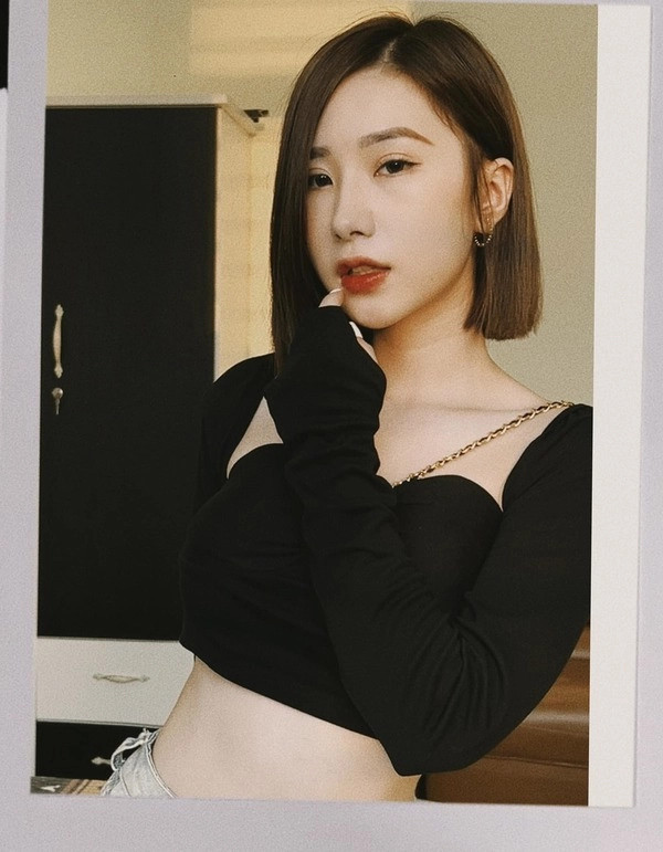 Nhiều người cho rằng phải chăng Tiểu Hý đã thẩm mỹ để làm mới bản thân? Tuy nhiên cô nhanh chóng lên tiếng phủ nhận: "Tôi không hề "đụng chạm dao kéo". Thời gian qua tôi có giảm cân nên gầy hơn, gương mặt cũng thon gọn, không bầu bĩnh như ngày trước. Có thời điểm tôi suy nghĩ rất nhiều, suy sụp, giảm 6kg vì những thông tin bịa đặt lan truyền tràn lan trên mạng xã hội".