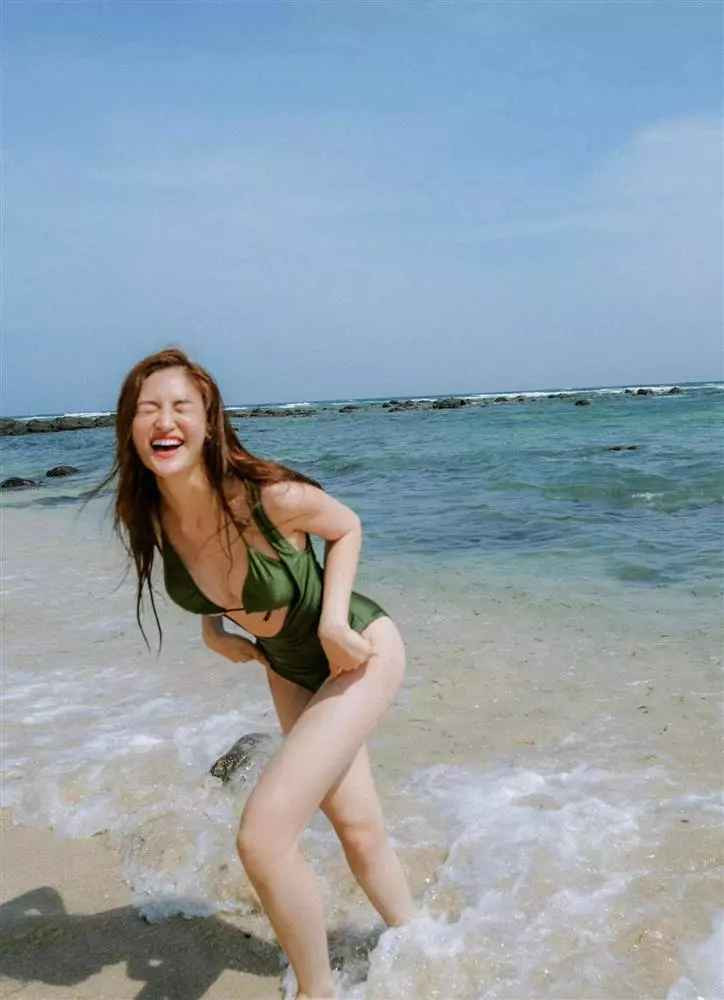 So với những hình ảnh trên phim, Thùy Anh trong bộ ảnh như một người hoàn toàn khác, nóng bỏng và quyến rũ hơn.