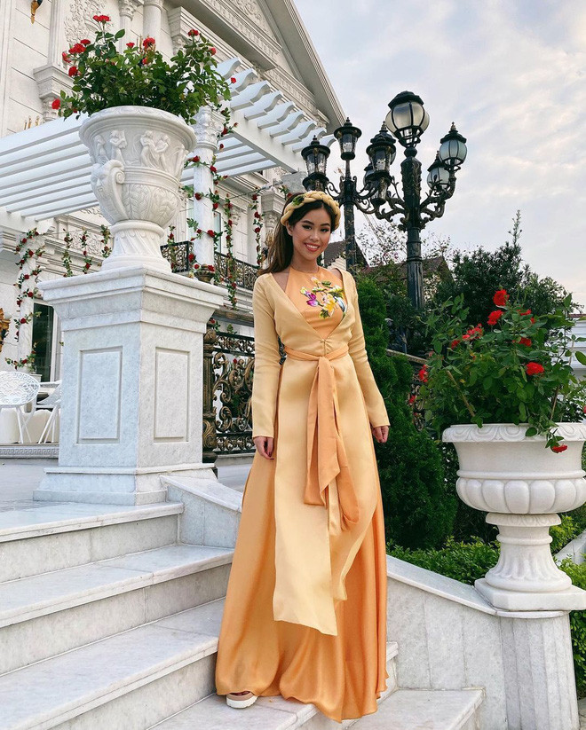 Tiên Nguyễn tên đầy đủ là Nguyễn Thảo Tiên (SN 1997), cô là ái nữ của ông vua hàng hiệu Johnathan Hạnh Nguyễn, em chồng của ngọc nữ Tăng Thanh Hà.