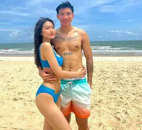 Cùng với đó, Đoàn Văn Hậu dùng 2 biểu tượng trái tim để thể hiện sự hạnh phúc của mình.