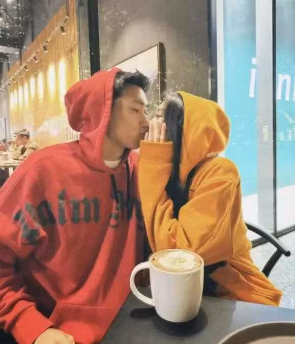 Hậu vệ Đoàn Văn Hậu được người hâm mộ ủng hộ trong chuyện tình cảm với bạn gái Doãn Hải My.