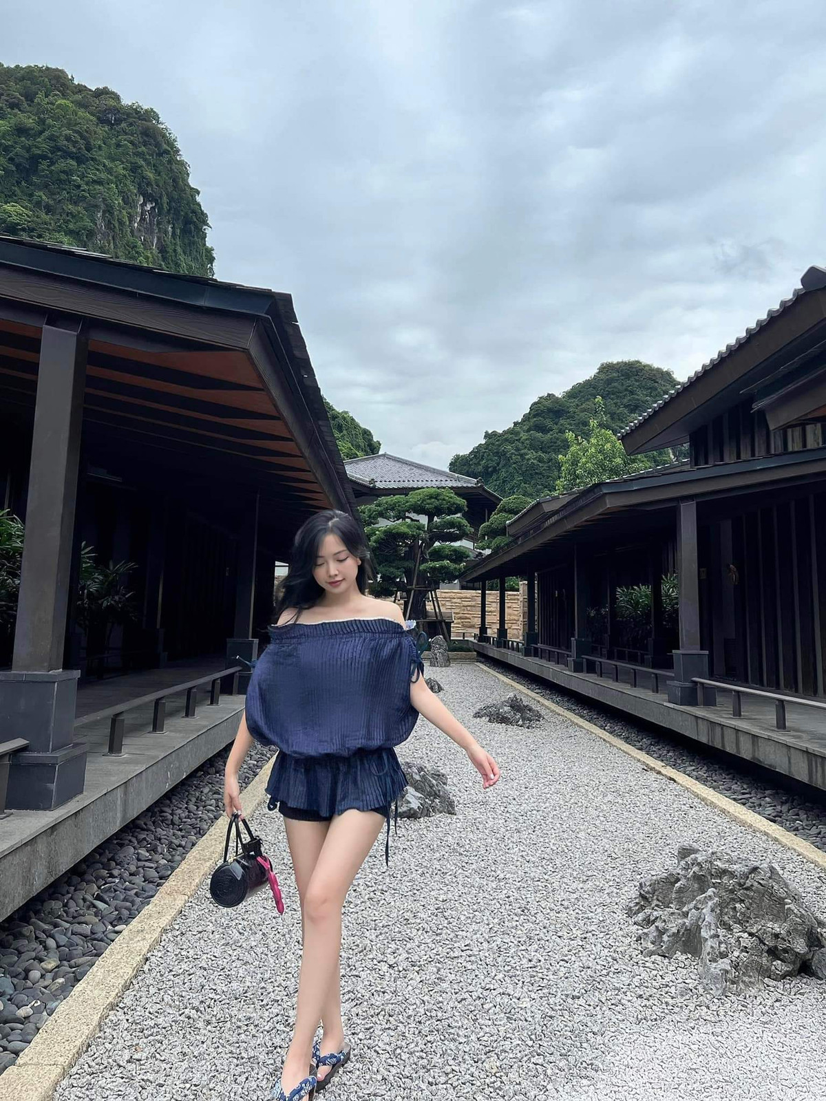 Trên trang cá nhân, Hà Trang đăng tải những bức ảnh vô cùng tươi tắn,