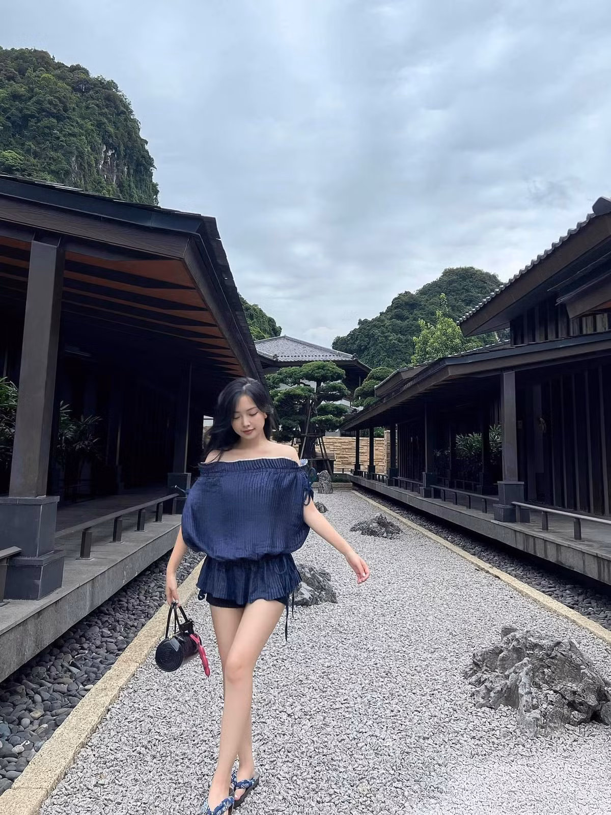 Trên trang cá nhân, Hà Trang đăng tải những bức ảnh vô cùng tươi tắn,