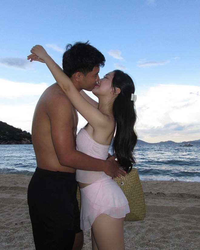 Theo đó Chinh "đen" nhìn thắm thiết vợ hot girl và trao nụ hôn đầy lãng mạn trước không gian thơ mộng ngoài biển.