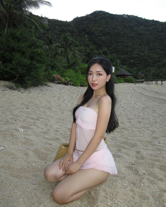 Đức Chinh và Hà Trang gần đây được nhiều người quan tâm với biệt danh "tình yêu bạc sỉu" bởi nàng thì có nước da trắng như sữa còn tiền đạo đội tuyển Việt Nam khi đứng cạnh vợ thì đúng với biệt danh Chinh "đen".