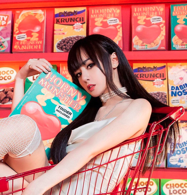 Trong những khoảnh khắc hậu trường chưa qua chỉnh sửa, gương mặt của Bella vẫn trông khá xinh xắn, tự nhiên hơn nhiều so với ảnh Instagram.