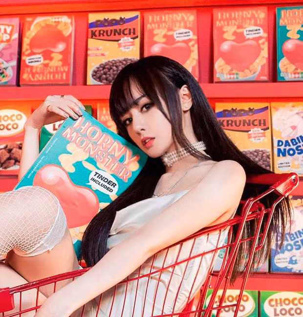 Trong những khoảnh khắc hậu trường chưa qua chỉnh sửa, gương mặt của Bella vẫn trông khá xinh xắn, tự nhiên hơn nhiều so với ảnh Instagram.