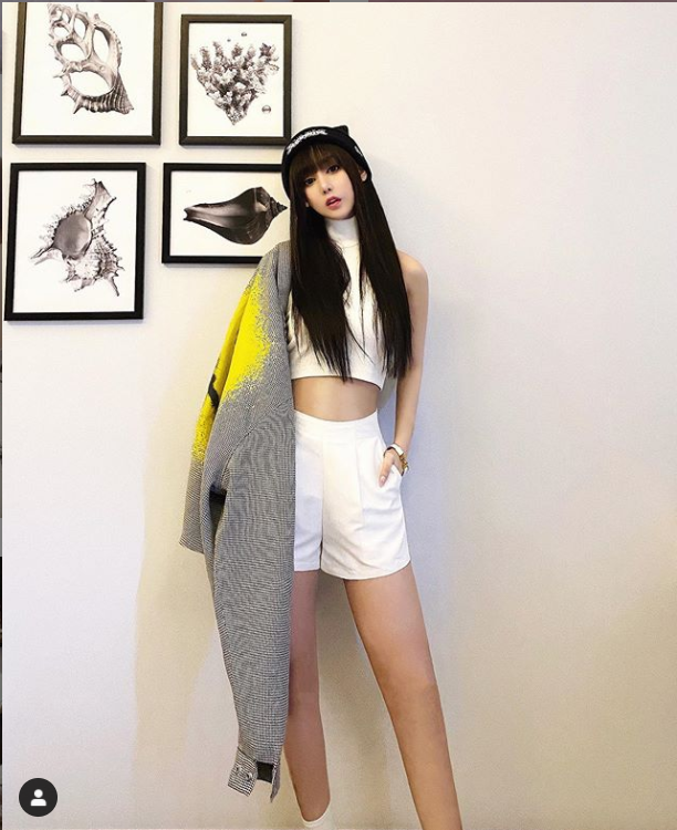 Trên Instagram, Bella thường chia sẻ khoảnh khắc với tạo hình khá “chanh xả”, cầu kỳ và không kém phần “xuất sắc”.