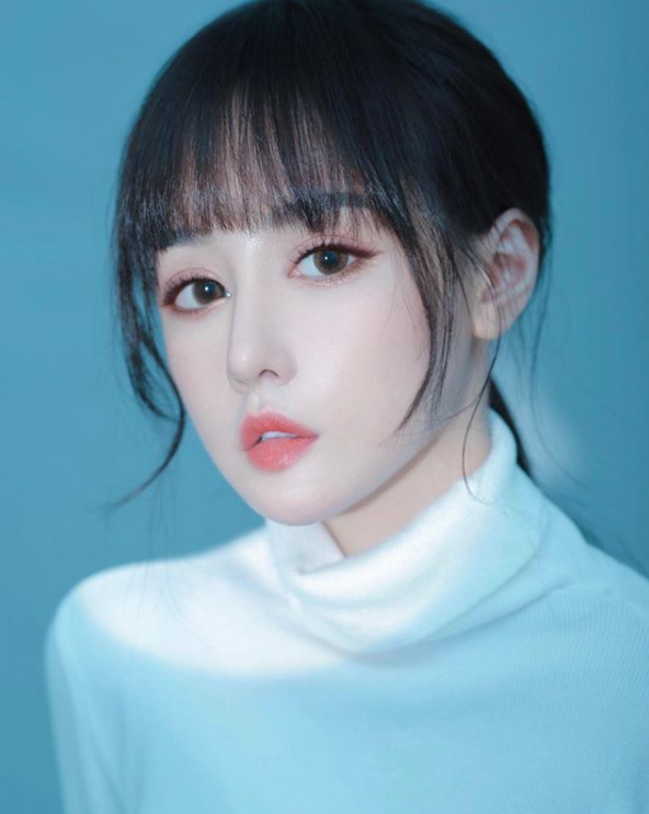 Bella cũng thường xuyên có những chuyến đi du lịch sang chảnh, xuất hiện bên tự tậu xế hộp, đồ hiệu đắt đỏ.