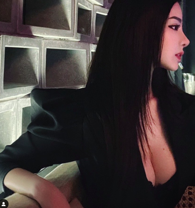 Bella sở hữu nhan sắc tựa "búp bê sống", bảo sao Karik ngày càng chìm đắm trong tình yêu, sẵn sàng kệ cả thế giới để theo dõi mình nàng trên trang Instagram cá nhân.