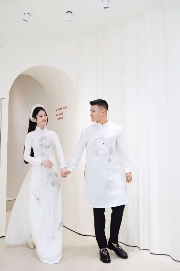 Đặc biệt, phần vai nhỏ và xương quai xanh của Chu Thanh Huyền được lộ rõ, tôn lên sự quyến rũ khi diện váy cưới.