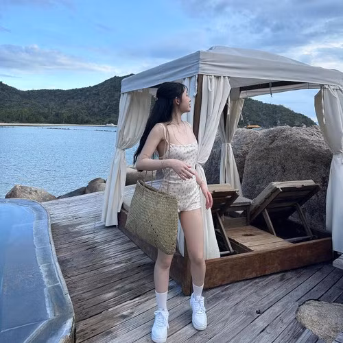 Quá quen với hình ảnh Kim Chung Phan trong phong cách thời trang oversize, năng động cá tính nên khi ngắm nhìn khoảnh khắc "cháy" như này, dân mạng có chút bỡ ngỡ.