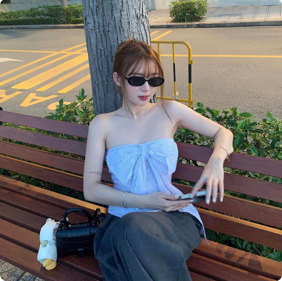 Dù diện bộ đồ khá bình thường nhưng làn da trắng mịn, gương mặt thanh tú đã khiến bức ảnh của Kim Chung Phan nhanh chóng gây chú ý.