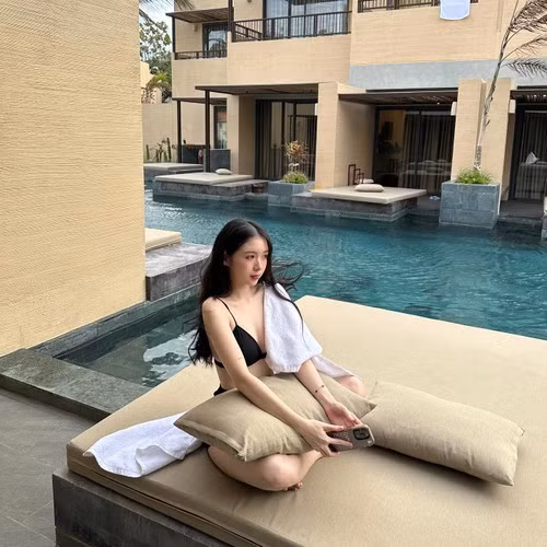 Vẻ đẹp ngọt ngào với gương mặt tròn với cặp má bánh bao, đặc biệt ấn tượng với đôi mắt cười duyên dáng và đôi môi tươi như hoa mà Kim Chung Phan đã chinh phục được trái tim tuyển thủ Esports hàng đầu làng Liên Quân.