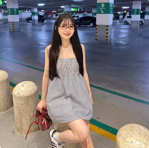 Hot girl Kim Chung Phan là một TikToker đời đầu xinh đẹp và được mọi người yêu mến. Khi còn là du học sinh Hàn Quốc, cô nàng đã kiếm được bộn tiền nhờ thu nhập khi làm KOLs quảng cáo cho các thương hiệu thời trang, mỹ phẩm,…