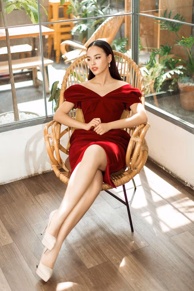 Dù có khoảng nửa năm để chuẩn bị tâm lý và tập tành nhưng Quỳnh không tránh khỏi những vấp váp và sự cố. Những lỗi thường gặp thời gian đầu mới vào vai trò MC của cô nàng sinh năm 1995 là bị vấp, bị nhịu hoặc bị cứng cơ hàm.