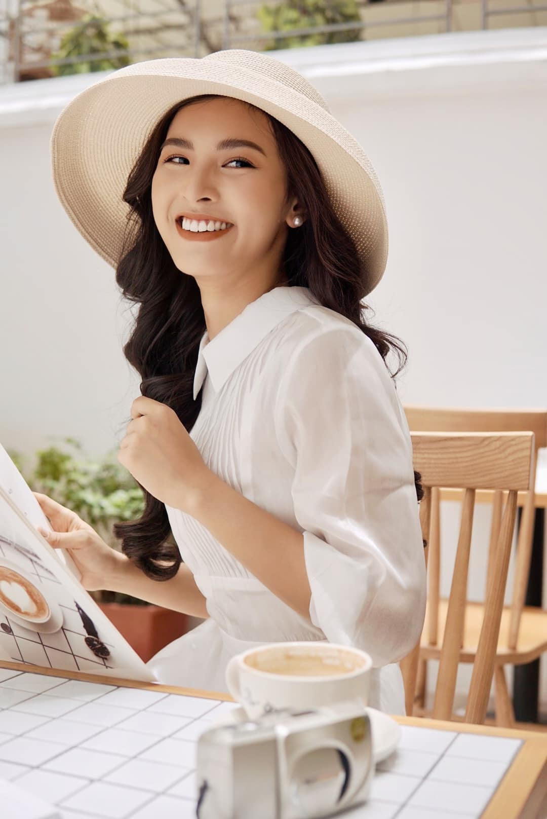 Dẫn cũng với những chị lớn ở Chuyển động 24h như Thụy Vân, Thu Hương chắc hẳn Quỳnh Nga gặp phải vấn đề bị so sánh. Đứng trước vấn đề này, nữ MC cho biết lúc đầu có hơi buồn nhưng rồi tự động viên phải cố gắng và không được phép bản thân nản lòng.