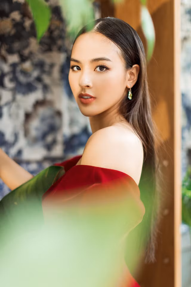 Chia sẻ về cái duyên với nghề truyền hình, Quỳnh Nga cho biết trước đây cô là người khá nhút nhát, ít khi giao tiếp. Nàng MC nghĩ mình cần phải có một môi trường nào đó để vừa phát huy được sở trường, khắc phục sở đoản. Và công việc phóng viên, biên tập viên, dẫn chương trình truyền hình khá gần với những mục tiêu cô đề ra.