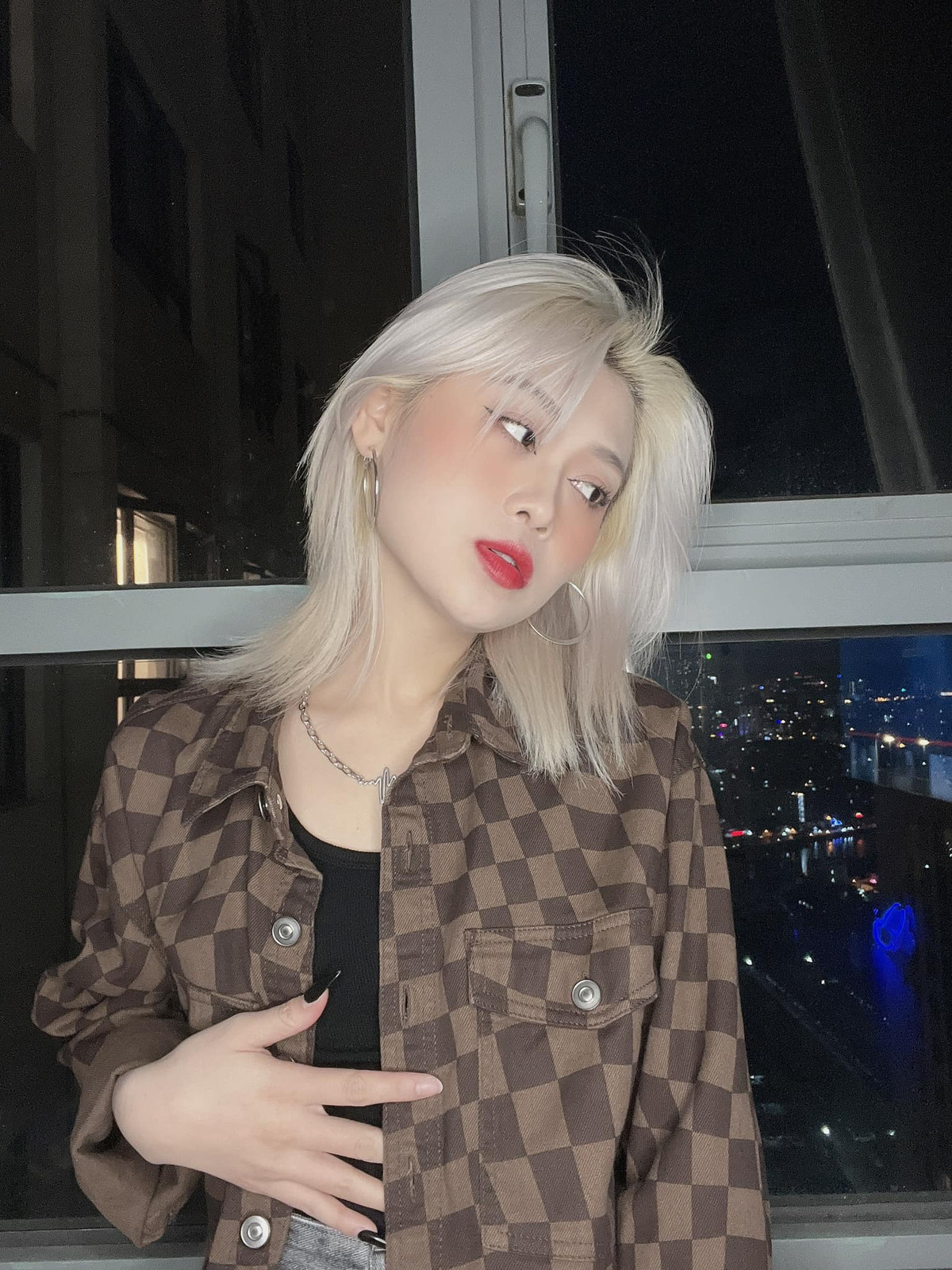 Hảo Thỏ còn lầy lội đặt hình của mình bên cạnh ảnh một em cún bị ong đốt và tự ví là "giống nhau như hai giọt nước" khiến các fan cười nghiêng ngả.