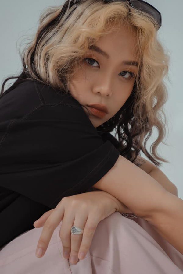 Nhắc đến Tlinh, bên cạnh những ồn ào tình cảm với MCK, netizen còn ấn tượng mạnh bởi vẻ ngoài cực táo bạo của nữ rapper.