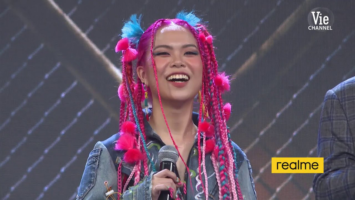 Cách đây chưa lâu, nữ rapper 2K gây tranh cãi khi đăng tải những hình ảnh diện áo bó sát màu đen mỏng manh, để lộ vòng 1 khá phản cảm, ai nhìn cũng thấy nhức mắt.