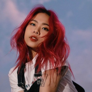 Sau 1 năm "tốt nghiệp" Rap Việt, visual của Tlinh có vẻ như ngày càng "thăng cấp" và thời gian gần đây luôn được fan khen ngợi hết lời.