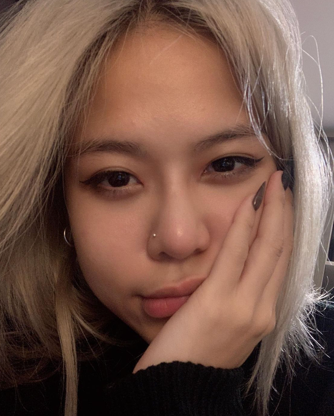 Nhìn ảnh góc nghiêng của Tlinh, netizen thấy rõ sóng mũi của học trò Suboi đã cao hơn trước