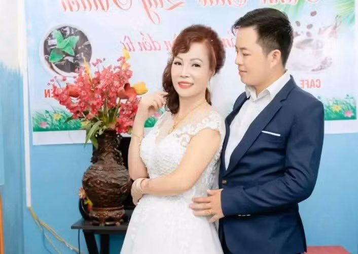 Dù đến thời điểm hiện tại, cặp đôi đũa lệch này đã kín tiếng hơn khi chia sẻ về đời tư nhưng khá nhiều người vẫn quan tâm đến cuộc sống sau hôn nhân của họ.