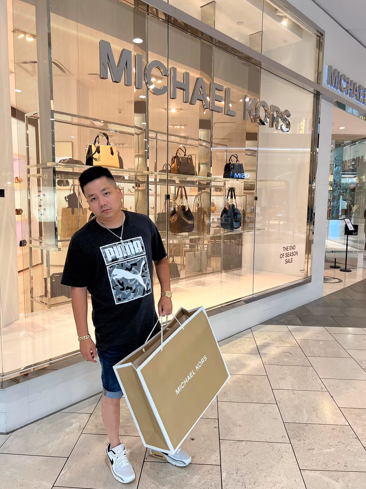 Khoa Pug được mệnh danh là "YouTuber chịu chơi nhất Việt Nam". Anh sẵn sàng bỏ ra số tiền lớn để trải nghiệm và review các dịch vụ đắt đỏ cho khán giả xem, từ lái xe tăng, nghỉ ngơi ở nhà hàng đắt đỏ hay tham quan tàu chiến, trạm du hành vũ trụ…