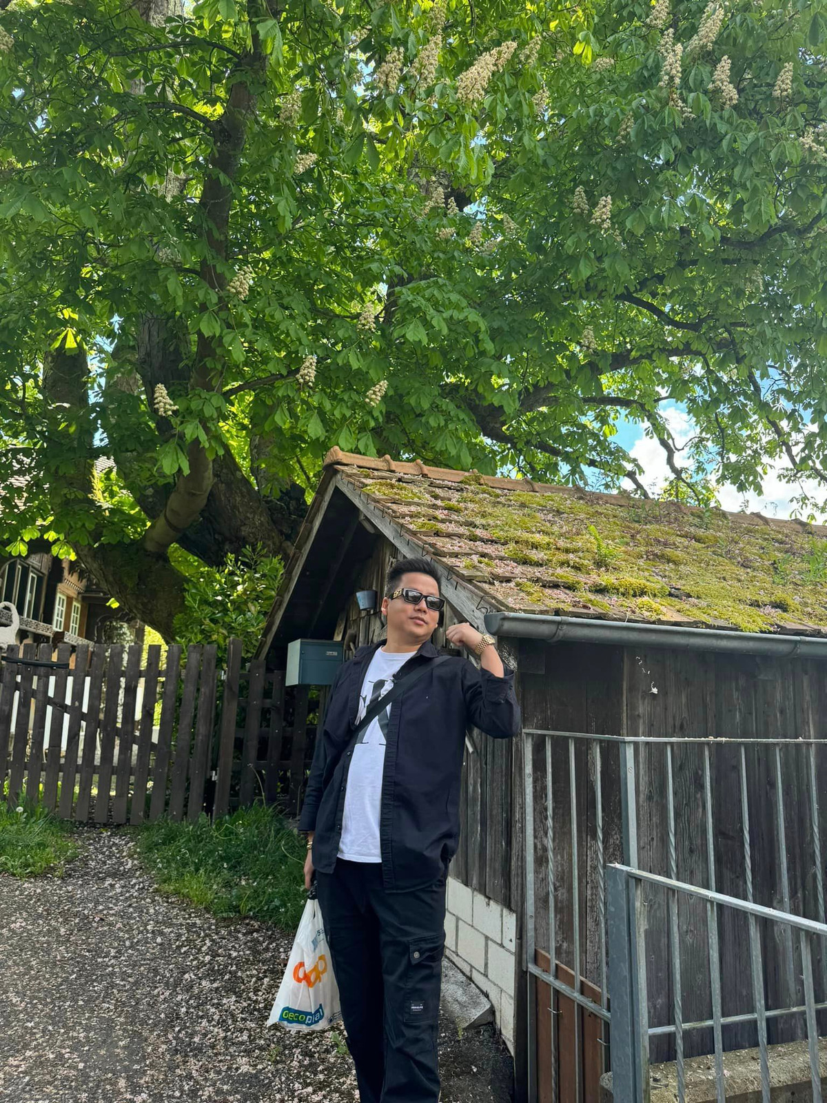 "Thay vì bỏ ra 5 tỷ kéo chân thì bạn đi ăn chơi này nọ rồi đi mua xe tán gái vui hơn. Kéo chân để làm gì đâu các bạn?", Khoa Pub từng cho biết.