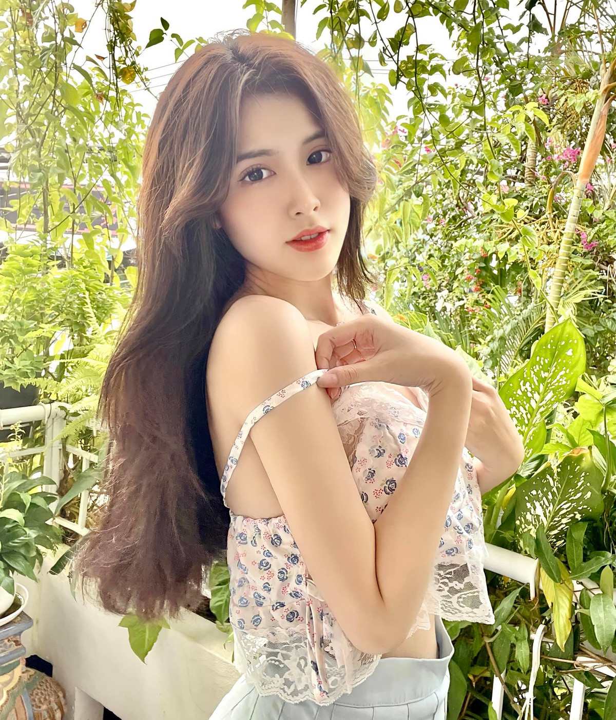 Bên cạnh đó, Đoan Nghi cũng tiết lộ rằng cô hơi "khớp" khi tham gia diễn xuất cùng các nghệ sĩ chuyên nghiệp. Tuy nhiên, người đẹp Việt Nam cảm thấy may mắn vì nhận được sự hỗ trợ và chỉ dẫn từ đội ngũ sản xuất cũng như các diễn viên nước bạn.