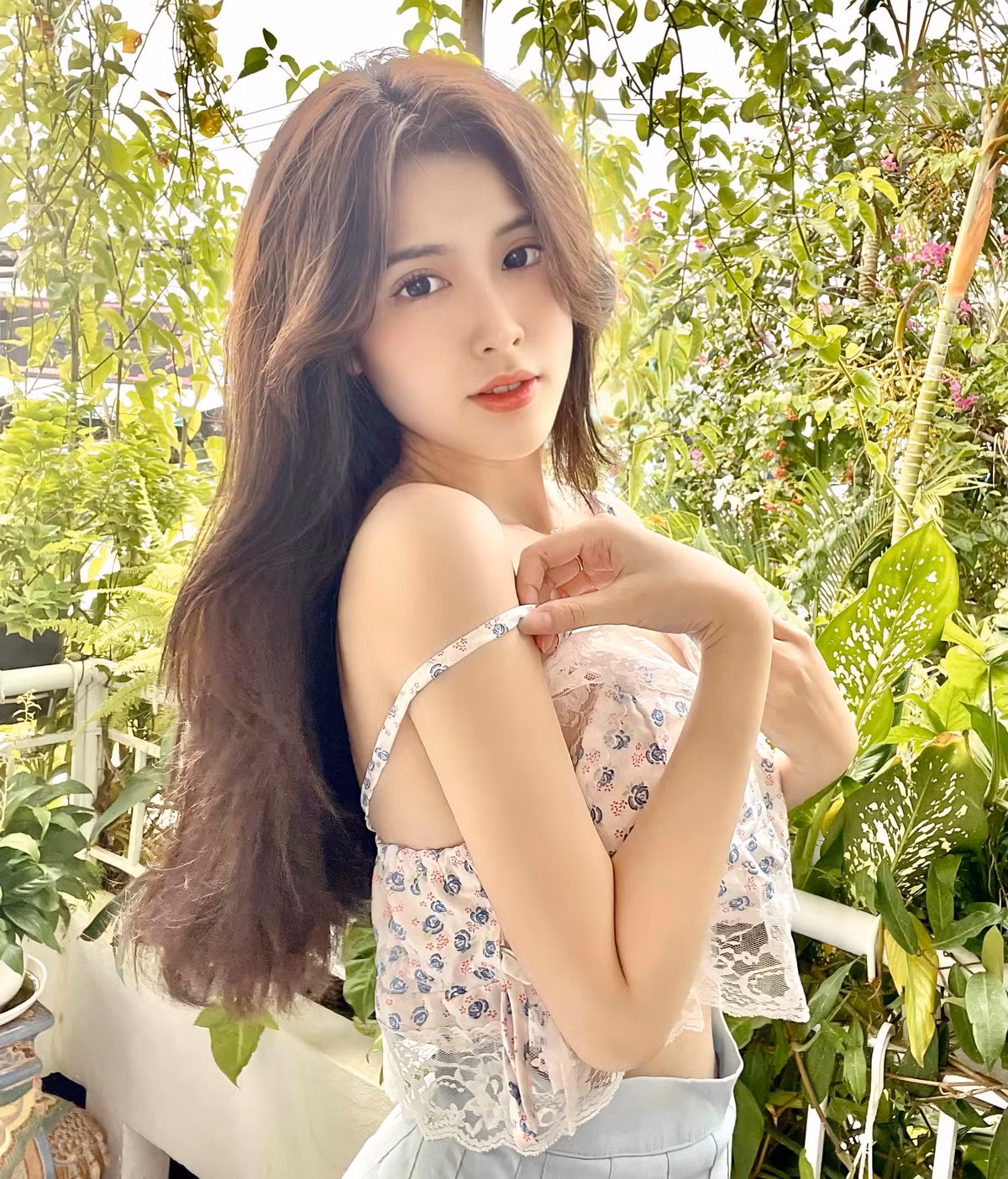 Bên cạnh đó, Đoan Nghi cũng tiết lộ rằng cô hơi "khớp" khi tham gia diễn xuất cùng các nghệ sĩ chuyên nghiệp. Tuy nhiên, người đẹp Việt Nam cảm thấy may mắn vì nhận được sự hỗ trợ và chỉ dẫn từ đội ngũ sản xuất cũng như các diễn viên nước bạn.