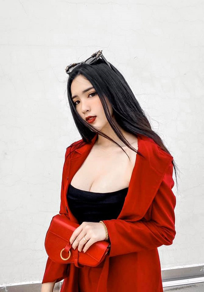 Lúc đầu, tôi sợ cách diễn của mình không truyền tải được hết các tầng cảm xúc trong nhân vật đến khán giả. Nhưng tôi vẫn cố gắng hết mình. Hi vọng tôi sẽ có nhiều đột phá. Đây cũng sẽ là bước ngoặt để tôi có nhiều cơ hội tham gia vào điện ảnh hơn. Đây là điều mà tôi đã ấp ủ từ lâu”, gái xinh Đồng Tháp bày tỏ.