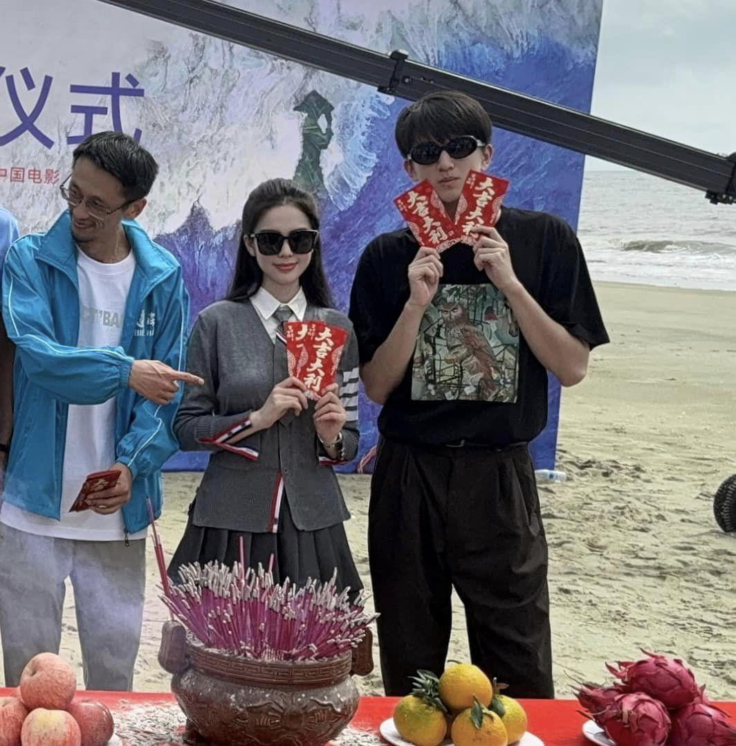 Trên trang cá nhân, Đoan Nghi chia sẻ ảnh của mình đang đứng trước tấm poster của bộ phim, với dòng chữ hứa hẹn: "Hân hoan chào đón Đinh Triệu Đoan Nghi (cả tiếng Trung và tiếng Việt) gia nhập đội ngũ diễn viên của bộ phim "Biên hải'". Sự việc này nhanh chóng nhận được sự bàn tán từ netizen.