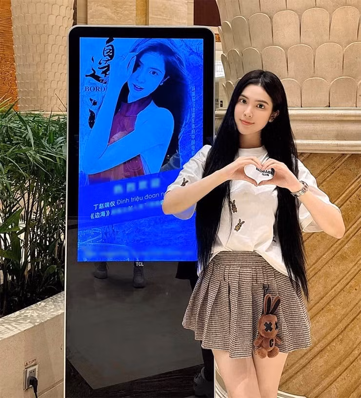 Mới đây, cộng đồng mạng tiếp tục xôn xao trước sự xuất hiện của hot girl Đinh Triệu Đoan Nghi trên trường quay của một bộ phim Trung Quốc.