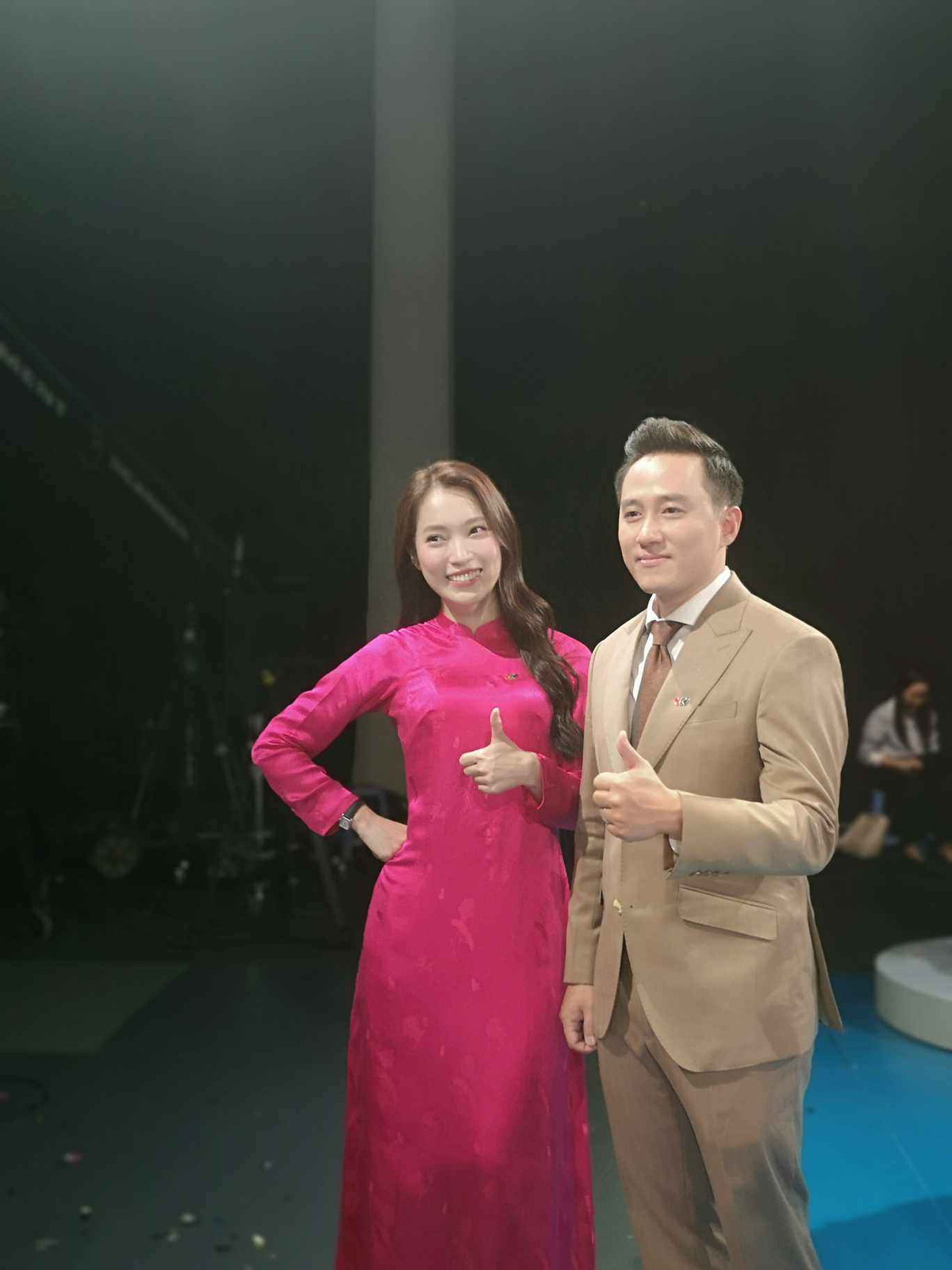 Ngay từ những giây phút đầu tiên xuất hiện, trên sóng trực tiếp của trận chung kết Đường Lên Đỉnh Olympia 2024, Khánh Vy đã gây ấn tượng mạnh với vẻ đẹp dịu dàng và nền nã.