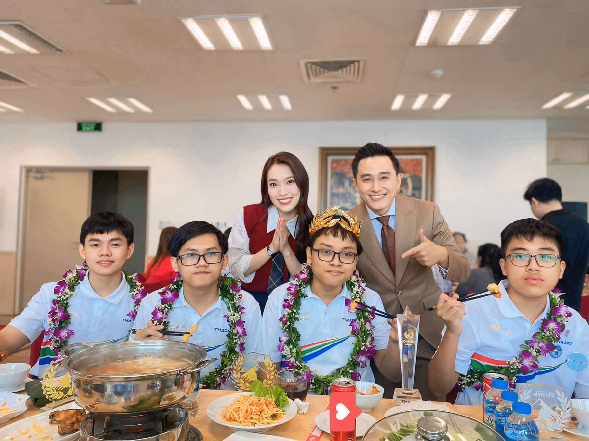 "Tôi cảm thấy vinh dự khi được đóng góp một phần nhỏ cho cuộc thi. Chương trình diễn ra suôn sẻ, thành công là sự đóng góp của rất nhiều anh chị trong ê-kíp, mọi người làm việc liên tục, hết sức mình”, Khánh Vy chia sẻ.