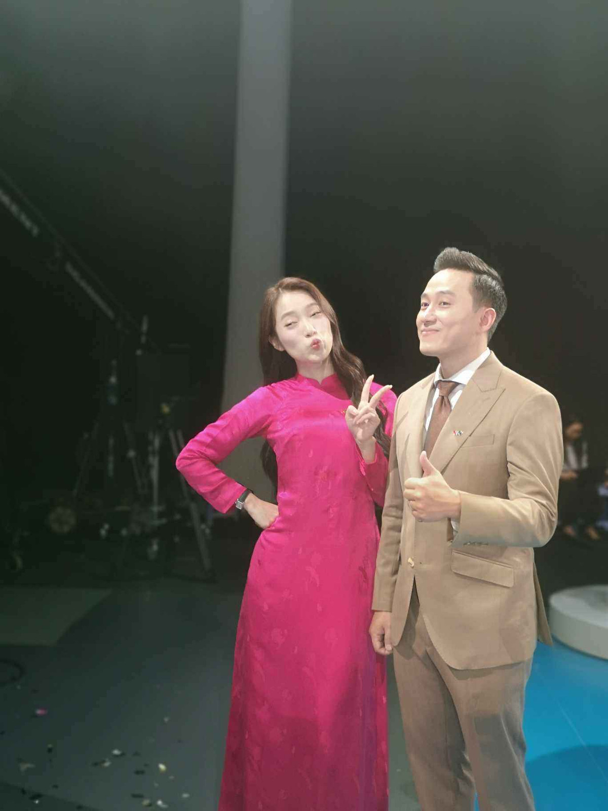 Với giọng nói ngọt ngào quen thuộc, Khánh Vy không chỉ dẫn dắt chương trình mà còn tiếp lửa cho các thí sinh trong suốt cuộc thi.