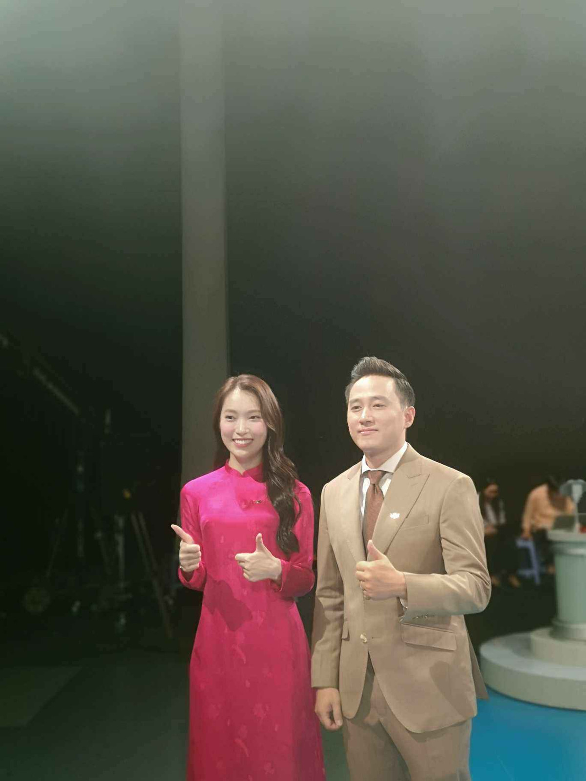 Sau khi hoàn thành chương trình, Khánh Vy đã chia sẻ những cảm xúc đặc biệt của mình khi dẫn trực tiếp tại trường quay.