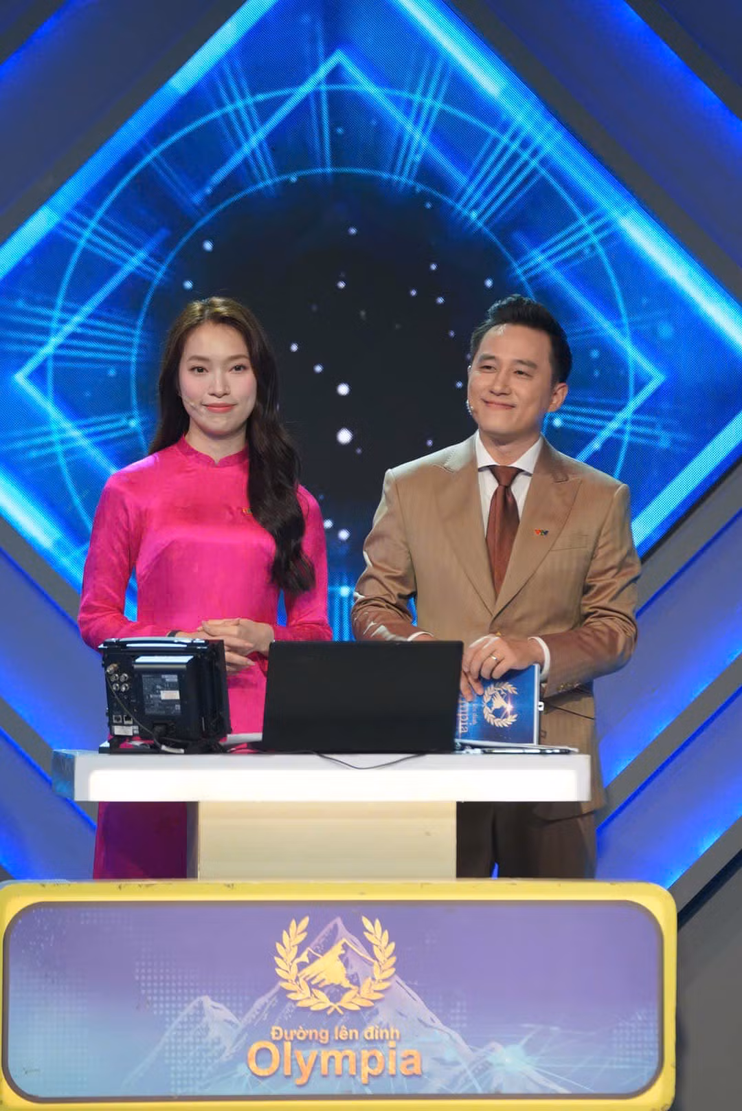 MC dan CK Duong Len Dinh Olympia duoc khen xinh dep rang ro